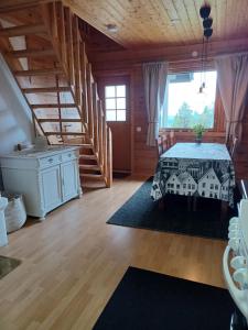 a bedroom with a bed and a staircase in a room at Huipunpuisto, Pikku-Syötteen huipulla, B-puoli in Syöte