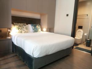 内罗毕Rustic Like Studio Next To Pride Inn & Ibis Hotels Westlands的房间里有一张大床的卧室