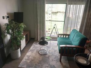 Rustic Like Studio Next To Pride Inn & Ibis Hotels Westlands的休息区
