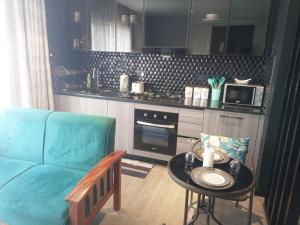 Rustic Like Studio Next To Pride Inn & Ibis Hotels Westlands的厨房或小厨房