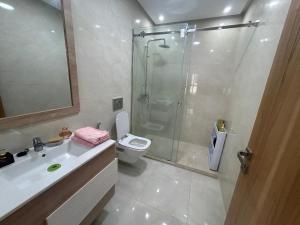 ブズニカにあるSpécial CAN 2025,louer votre appt sur Bouznika entre Rabat & Casaのシャワー、洗面台、トイレ付きのバスルーム +34枚の写真
