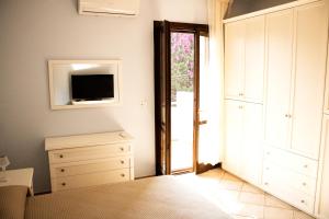 Un dormitorio con una cama y un televisor en una pared. en Villa Elizabeth Plurilocale, en Gallipoli