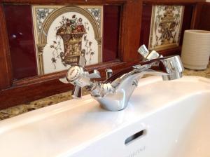 un lavandino in bagno con rubinetto d'argento di Gardeners Cottage B and B a Bakewell