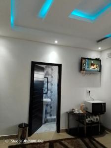 Μια τηλεόραση ή/και κέντρο ψυχαγωγίας στο Dups Guest House,