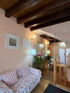 - un salon avec un canapé et un mur en verre dans l'établissement Alojamientos Palacete, à Peñaranda de Duero