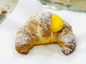 Un pastel con un limón encima. en La Madonnina, en Noto 65 fotos más