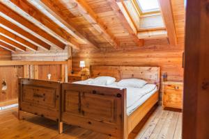 Rúm í herbergi á Chalet à Arolla 8 personnes - vue, nature & parking privé
