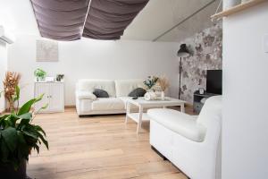 a living room with a white couch and a table at La Deniserie - Proche Beauval & Chambord - Garage Privé in Romorantin