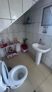 a bathroom with a toilet and a sink at Acomodação Bicentenária - qrts parte baixa da casa - Rua Casa da Ópera in Ouro Preto +12 photos