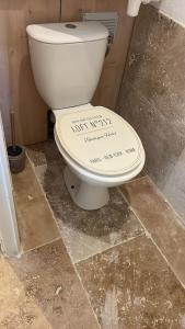 des toilettes avec un panneau sur le siège dans une salle de bain dans l'établissement Bienvenue chez Stéphane et Marina, à Gallargues-le-Montueux 16 autres photos