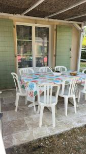 une table et des chaises assises sur une terrasse dans l'établissement Bienvenue chez Stéphane et Marina, à Gallargues-le-Montueux