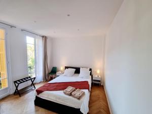 Postel nebo postele na pokoji v ubytování Spacious Family Apartment Near Sea - Nice