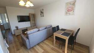 una sala de estar con un sofá y una mesa en Apartament u Marty, en Lublin