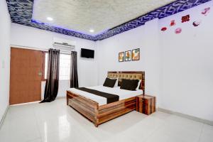 Televisyen dan/atau pusat hiburan di Hotel O Paras Palace