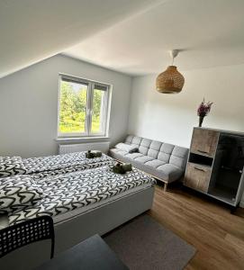 Postel nebo postele na pokoji v ubytování DOM Leśny Zakątek od LuxFlats