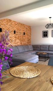 Posezení v ubytování DOM Leśny Zakątek od LuxFlats