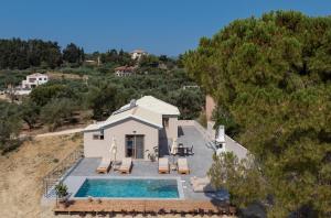 una vista aerea di una casa con piscina di Olive Βay Villa a Tragaki