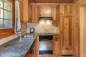 Eldhús eða eldhúskrókur á Chalet à Arolla 8 personnes - vue, nature & parking privé