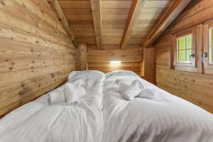 Rúm í herbergi á Chalet à Arolla 8 personnes - vue, nature & parking privé