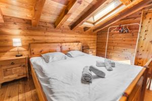 Rúm í herbergi á Chalet à Arolla 8 personnes - vue, nature & parking privé