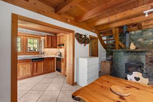 Eldhús eða eldhúskrókur á Chalet à Arolla 8 personnes - vue, nature & parking privé