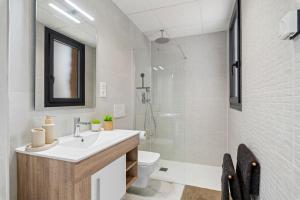 a bathroom with a sink and a toilet and a shower at Casa Azul in La Florida +11 photos