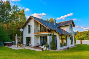 GrzybowoWilla Vivaldi的白色的房子,设有门廊和庭院