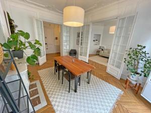 ein Esszimmer mit Tisch und ein Wohnzimmer in der Unterkunft Magnific appartment near Arc de Triomphe in Paris + 9 Fotos