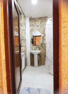 un bagno con lavandino e specchio di Guest House Ijevan's Garden a Ijevan