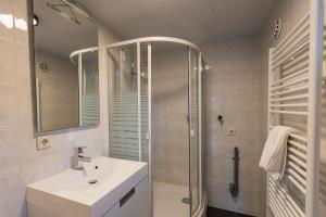 un baño con lavabo y ducha en Natuurhuisje Ees, en Ees 39 fotos más
