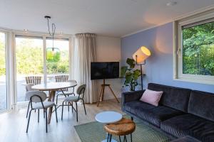 una sala de estar con un sofá y una mesa en Natuurhuisje Ees, en Ees