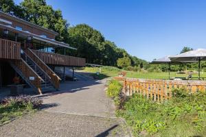 un edificio con una escalera junto a una valla en Natuurhuisje Ees, en Ees