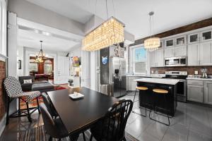Una cocina y una sala de estar con mesa y sillas. en Historic 3-BR Downtown Bourbon Getaway, en Louisville