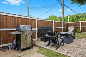un patio trasero con parrilla, mesa y sillas en Historic 3-BR Downtown Bourbon Getaway, en Louisville
