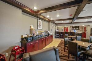 Ο χώρος του lounge ή του μπαρ στο Cobblestone Inn & Suites - Boise City