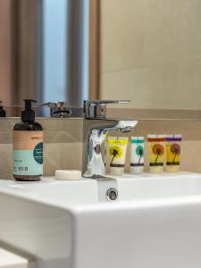Un lavabo de baño con una botella de jabón encima en Luxury Meydan Escape Condo with City Views, en Dubái