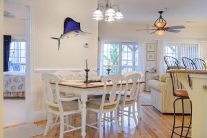 Una cocina y un comedor con mesa y sillas. en Reelaxation, en Kill Devil Hills