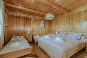 Ένα ή περισσότερα κρεβάτια σε δωμάτιο στο Villa Baranówka - apartamenty z widokiem na Giewont, w paśmie Gubałówki by ShortStayPoland