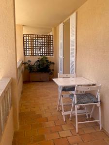 Biały stół i 2 krzesła na patio w obiekcie Magallanes Apartment w Cala Ratjada +2 zdjęcia