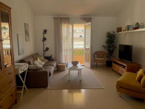 salon z kanapą i telewizorem w obiekcie Magallanes Apartment w Cala Ratjada