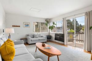 un soggiorno con un divano e un tavolo di Seabright Breeze a Santa Cruz
