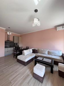 un salon avec un canapé et une table dans l'établissement VILLA MYRTAJ, à Saranda