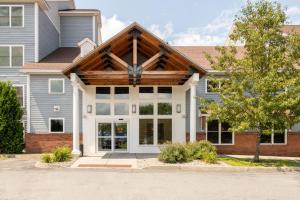 una casa con techo de madera en White River Inn & Suites, en White River Junction