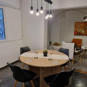 una habitación con 2 mesas y sillas con copas de vino en Departamento Francisco 2, en San Juan