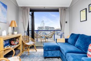 Χώρος καθιστικού στο Brighton Water Cabin at the Marina, Free Parking By My Getaways +12 φωτογραφίες