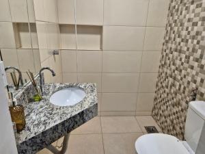 a bathroom with a sink and a toilet at Apartamento automatizado valparaiso in Valparaíso de Goiás +10 photos