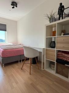 a bedroom with a bed and a desk at Moderne leilighet i Lørenveien in Oslo