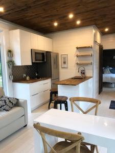 Η κουζίνα ή μικρή κουζίνα στο Natur'Eau Chalets & Spa