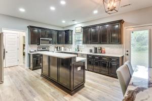 Una cocina con gabinetes negros y encimera. en 11 Mi to Troy University Family Home with Yard, en Troy
