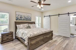 Un dormitorio con una cama y un ventilador de techo. en 11 Mi to Troy University Family Home with Yard, en Troy
